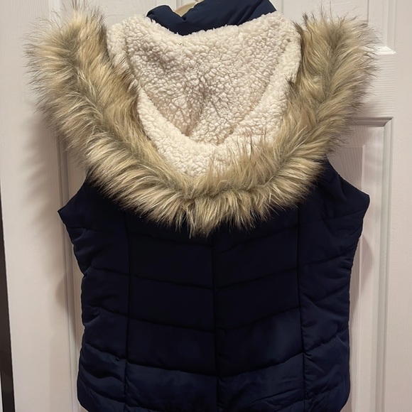 Like new Aeropostale vest with fur Sherpa hood. Size L. Navy colored. - Picture 7 of 10